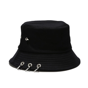 Bob noir en coton avec anneaux argentés et rivet punk au style streetwear chic
