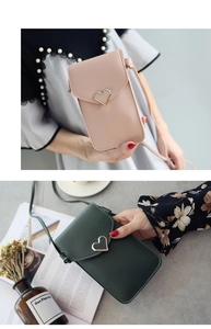 Détail de sacs bandoulière en similicuir rose et vert avec fermoirs coeur doré