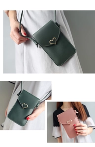 Détail de sacs bandoulière vert et rose avec fermoir coeur doré et fenêtre tactile arrière