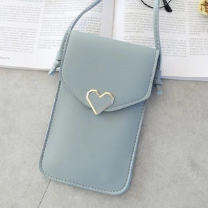Détail de la pochette pour téléphone en cuir PU avec boucle en métal en forme de cœur