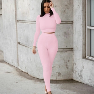 Λεπτομερής προβολή ροζ crop top με μακριά μανίκια και εφαρμοστό κολάν για γυναίκες