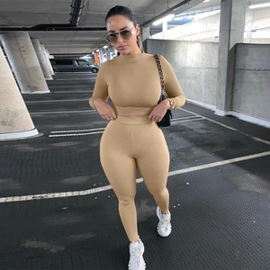 Λεπτομέρεια χακί crop top με μακριά μανίκια και ψηλόμεσο κολάν σε αστικό σκηνικό