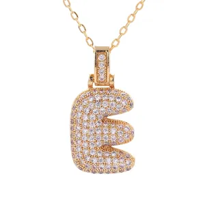 Collier pendentif lettre E plaqué or style hip hop avec pierres de zircone cubique serties