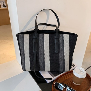 Sac fourre-tout à rayures noir et blanc élégant avec longues anses en cuir et accessoires