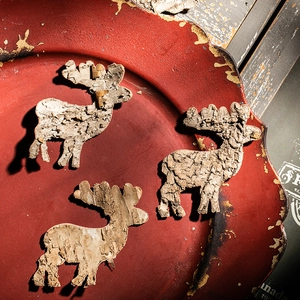 Natural bark Christmas deer ornaments on decorative red plate for garden decoration