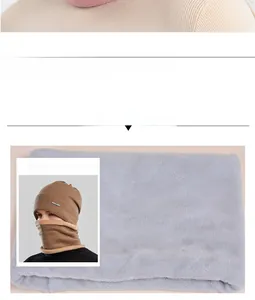 Détail du bonnet en maille marron et de l'écharpe avec doublure polaire douce