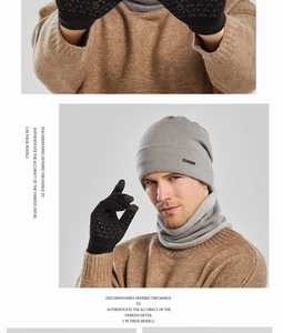 Détail d'un ensemble bonnet, tour de cou et gants tactiles gris pour hommes
