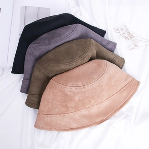 Détails de bobs en daim en couleurs noir, gris foncé, café et rose pour l'hiver