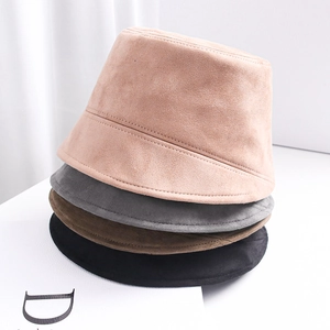 Pila vertical de sombreros de gamuza en color rosa, beige, gris, café y negro