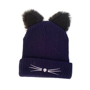 Dunkelviolette Strickmütze mit Katzenohren und weißer Schnurrbart-Stickerei für Winter