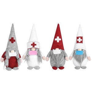 Lot de quatre gnomes de Noël infirmière et docteur avec masques et bonnets à croix rouge
