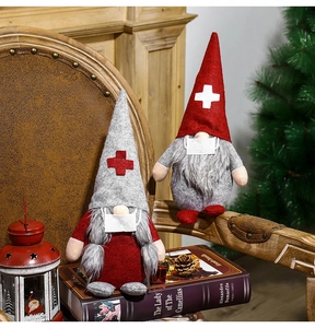 Vue détaillée des gnomes de Noël infirmière et médecin avec masques et accessoires