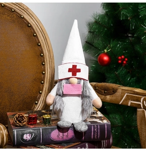 Vue détaillée d'un gnome de Noël infirmière avec un chapeau à croix et masque