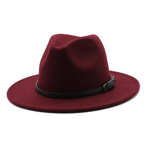 Chapeau fedora classique en laine bordeaux avec ceinture en cuir noir et boucle argent
