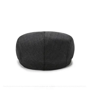 Vue détaillée de l'arrière et de la texture tissée de la casquette plate gris foncé