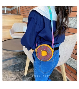 Détails du sac pour enfants en silicone en forme de donut chocolaté avec sangle