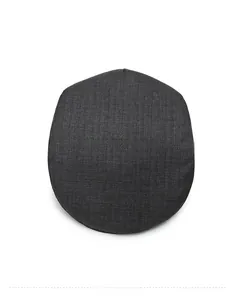 Vue de dessus montrant le tissu texturé gris foncé et la structure de la casquette plate
