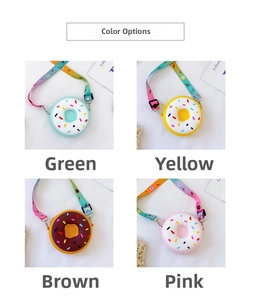 Détail des porte-monnaie donuts en silicone vert, jaune, marron et rose avec lanières