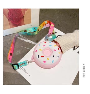 Détail du sac donut rose en silicone pour enfants avec sangle arc-en-ciel et hello gravé