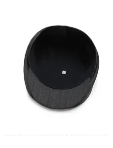Détail de l'intérieur de la casquette grise avec doublure noire et étiquette taille 56