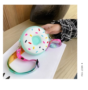 Détail du sac bandoulière donut en silicone pour enfant avec sangle imprimée colorée