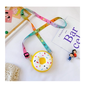 Détail du sac en silicone pour enfants en forme de donut avec bandoulière arc-en-ciel