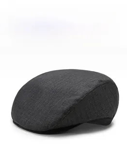 Gros plan sur la texture tissée gris foncé et le tissu d'une casquette plate classique