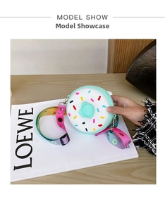 Détail d'un sac bandoulière enfant en silicone forme donut avec confettis colorés