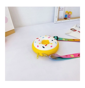 Détail du petit sac beignet en silicone avec paillettes et bandoulière arc-en-ciel