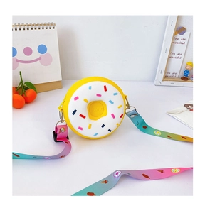 Détail du sac donut en silicone avec logo Hello et bandoulière dégradé arc-en-ciel
