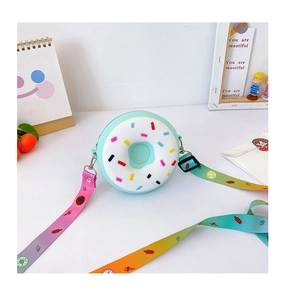 Détail du sac beignet en silicone vert menthe pour enfants avec bandoulière arc-en-ciel