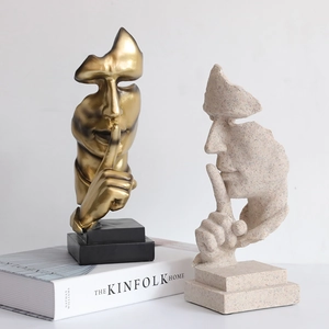 Sculptures minimalistes 'Le silence est d'or' en finition or et grès sur socles noirs