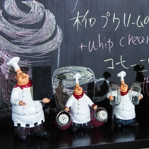 Retro chef-figuren set met zoutvaatjes en krijtbord voor keuken- en restaurantdecoratie