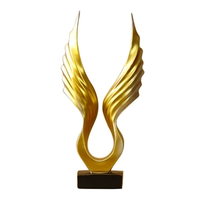 Moderne goldene abstrakte Engelsflügel Skulptur auf schwarzem Sockel für Deko