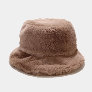 Primer plano de sombrero de pescador en piel de conejo sintética con textura suave
