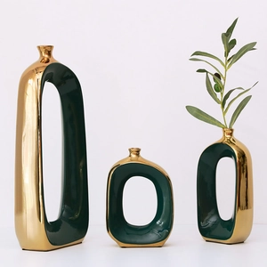Nordisches Keramik-Vasen-Set in Dunkelgrün und Gold mit hohlem Ringdesign für Wohndeko