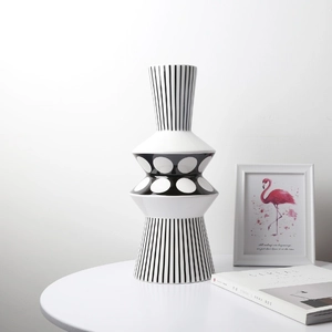 Moderne geometrische Keramikvase mit schwarz-weißen Mustern für minimalistisches Dekor