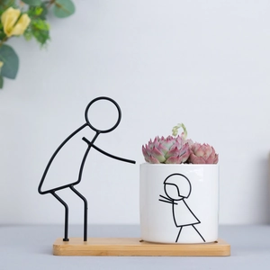 Nordischer Stickman-Pflanzenständer aus Eisen mit Keramiktopf und Holzbasis für Sukkulenten
