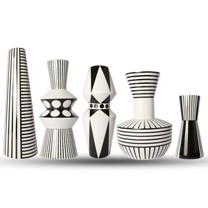 Set mit fünf modernen geometrischen Keramikvasen in minimalistischen Mustern
