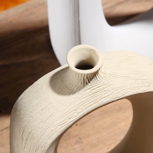 Nordische minimalistische Keramikvase mit hohlem Ringdesign und gebürsteter Struktur
