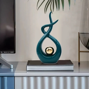 Moderne abstrakte Keramikskulptur in Petrol mit goldener Kugel auf einem Buchsockel