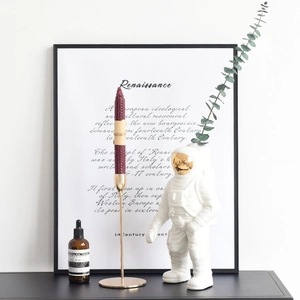 Jarrón de astronauta de cerámica blanca con visera dorada y juego de portavelas de metal