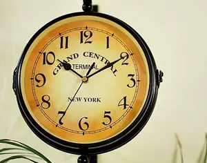 Reloj de pared vintage de doble cara con marco negro y esfera estilo New York Station