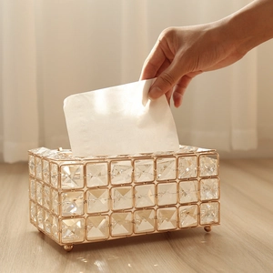 Luxuriöse Kristall-Gewebe-Box mit goldenem Metallrahmen für elegante Dekoration