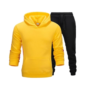 Herren-Sportanzug mit gelbem Fleece-Kapuzenpullover und schwarzer Sporthose im Set