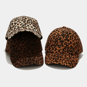 Tre berretti da baseball vintage con stampa leopardata in beige e marrone per uso esterno