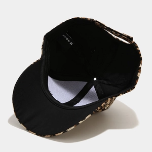Berretto da baseball vintage con stampa leopardata, cinturino regolabile e fodera nera