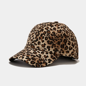 Dettaglio cappello da baseball leopardato con trama in twill e visiera ricurva