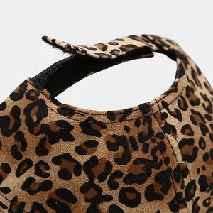 Dettaglio del berretto con stampa leopardata e cinturino posteriore regolabile in velcro