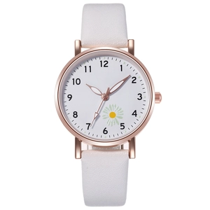 Dettaglio dell'orologio al quarzo bianco con cassa oro rosa e motivo a margherita sul quadrante